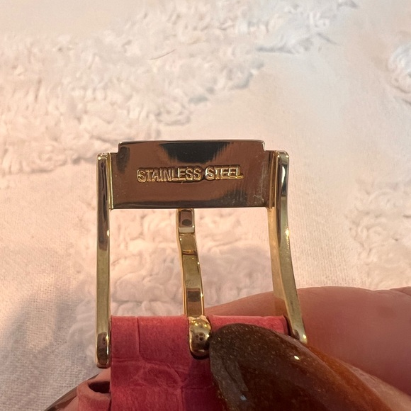 Michael Kors Camille
Women's Watch, Pink Leather Strap Gold & Crystal Bezel EUC - Picture 15 of 16